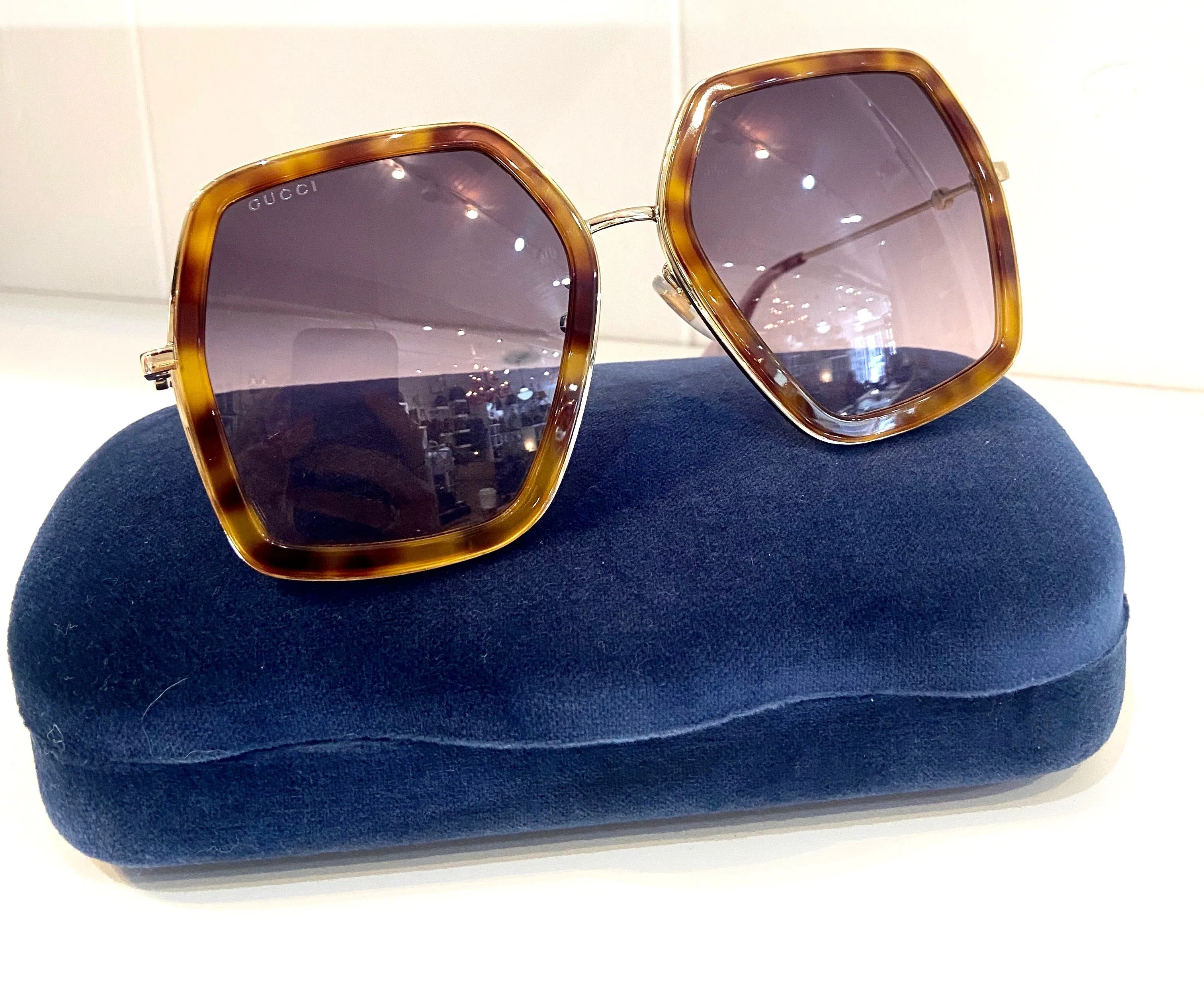 GUCCI OVERSIZED SUNGLASSES