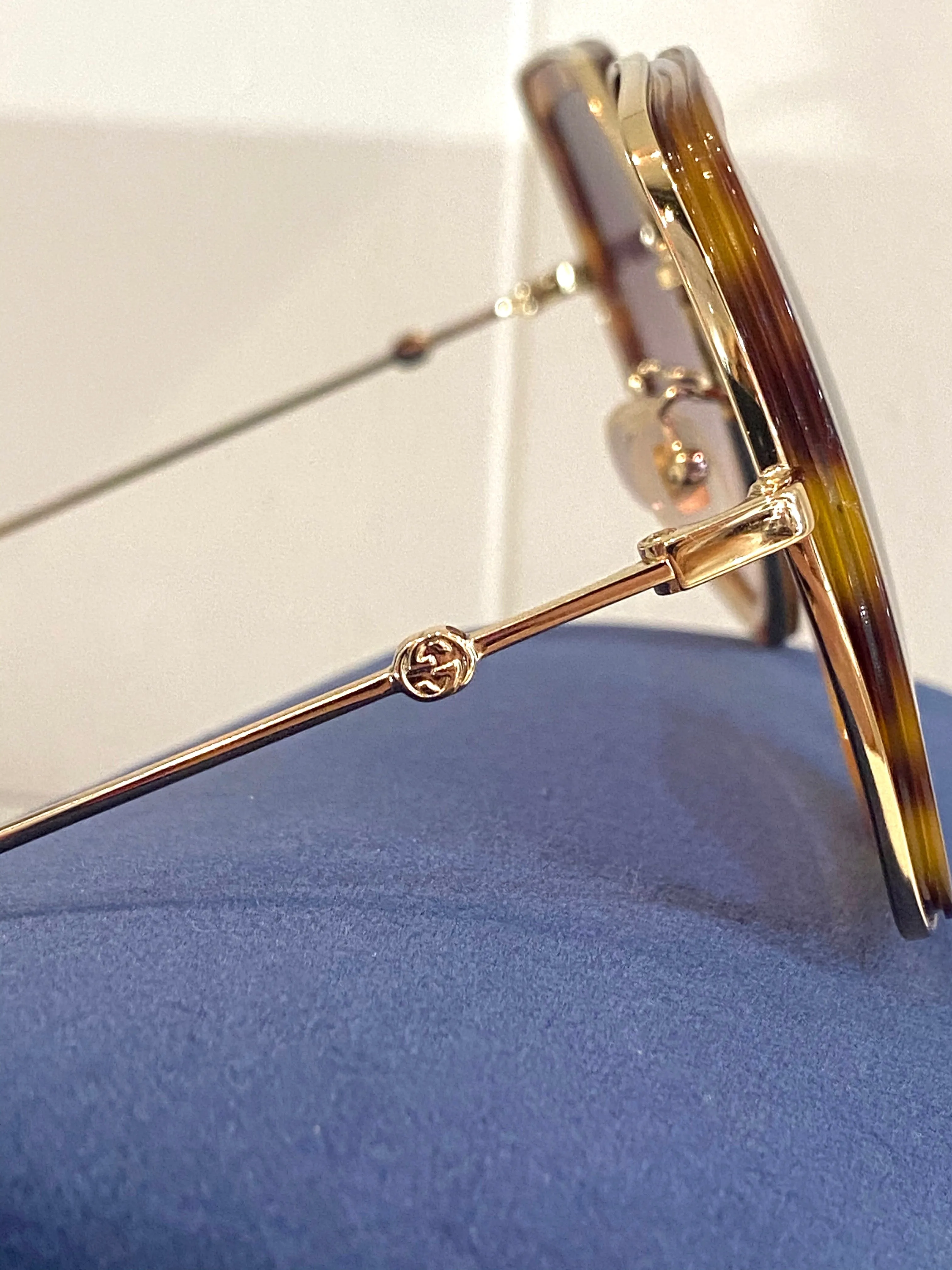 GUCCI OVERSIZED SUNGLASSES