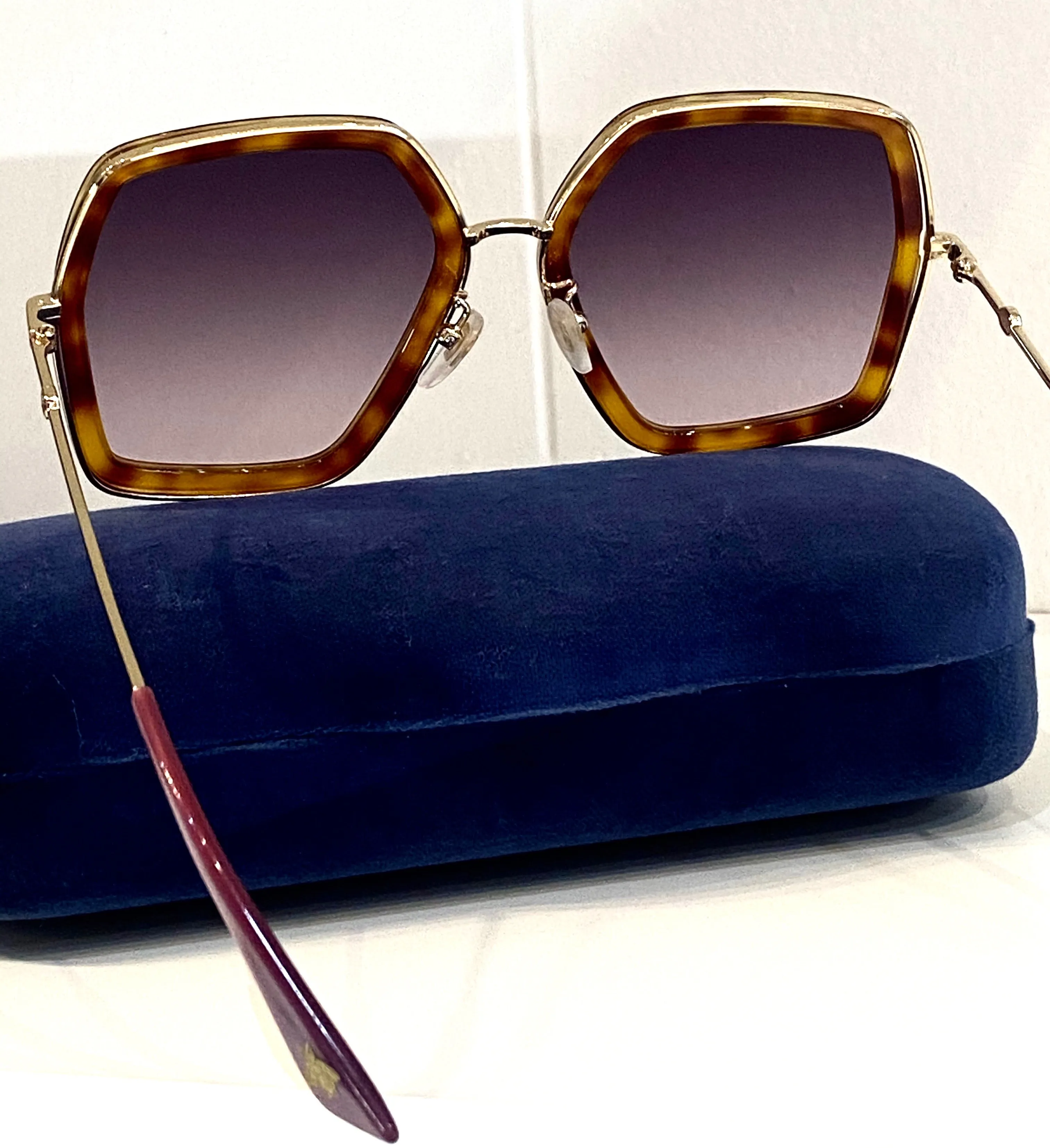 GUCCI OVERSIZED SUNGLASSES